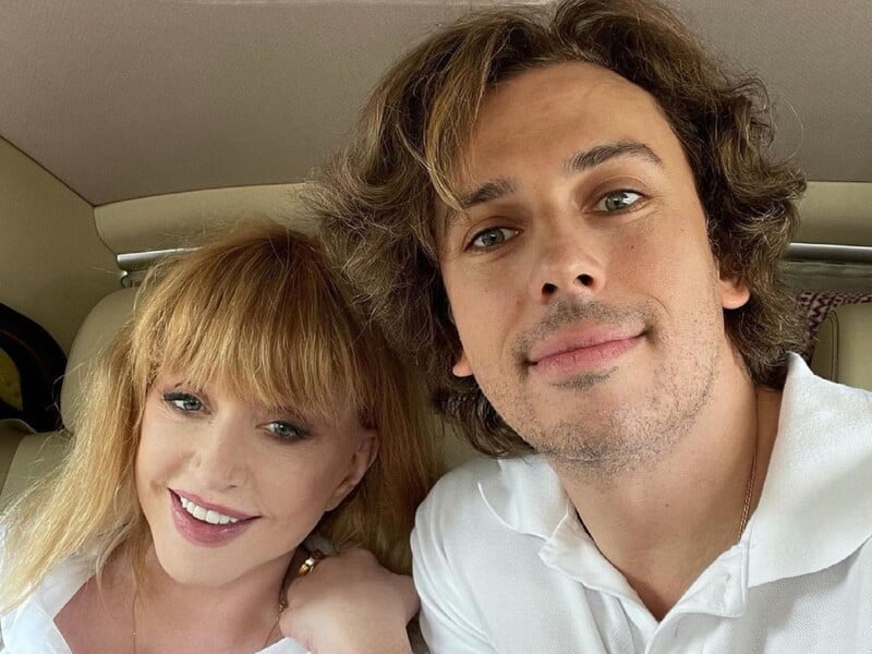 "Зате не бабій". Галкін пожартував у відповідь на прохання Пугачової припинити пити на ювілеї у Макаревича