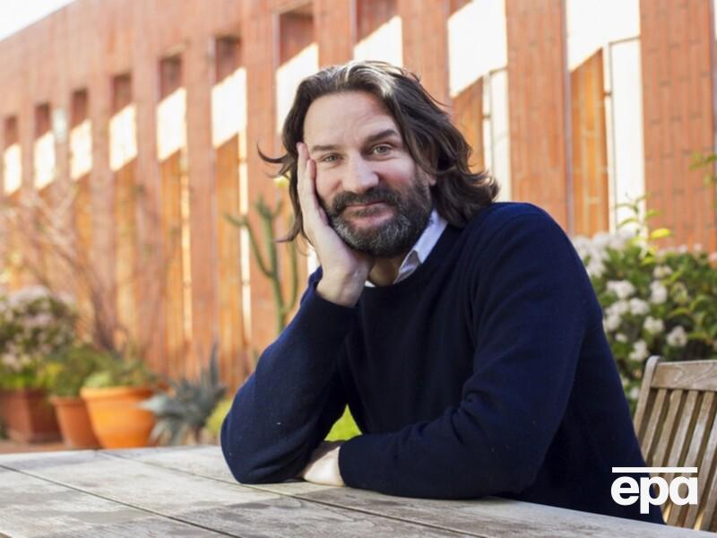 Бегбедер після звільнення "саркастично" звернувся до поліцейських. Він поскаржився на їжу та відсутність місць на парковці біля дільниці