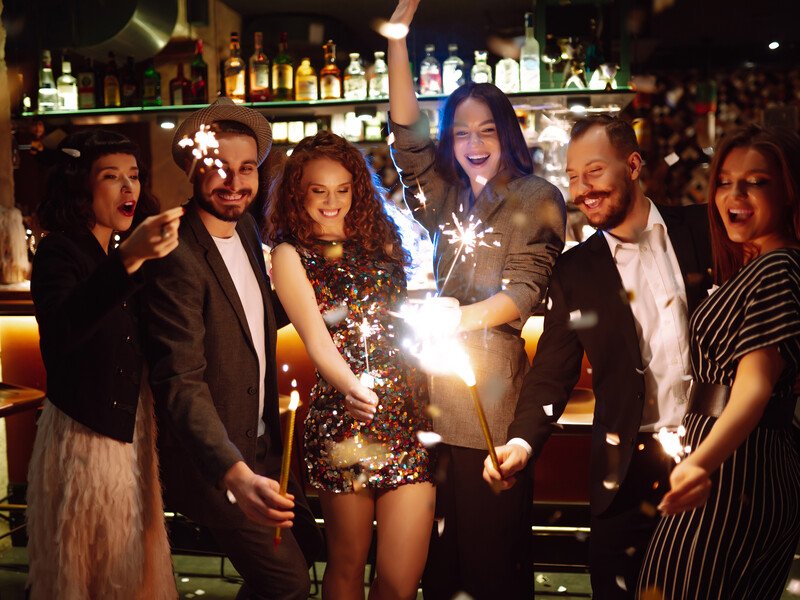 Пір'я, паєтки, оксамит і шовк. Андре Тан розповів, у чому зустрічати Новий рік