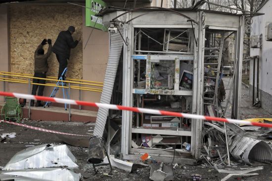 Росіяни від самого ранку нещадно б'ють по Херсону: лунають вибухи