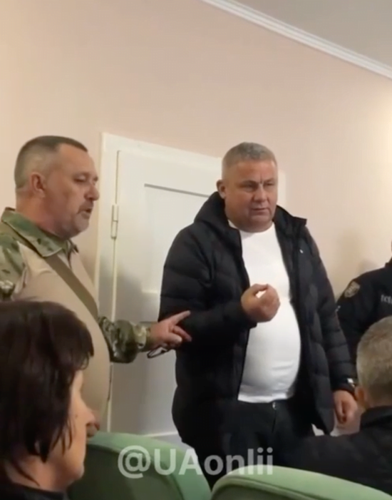 "Не буде нас – вас не буде": з’явилось відео суперечки в сільраді на Закарпатті до підриву гранат