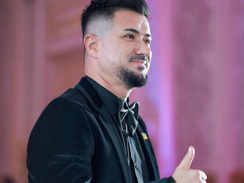 "Це шоу-бізнес, крихітко". Налчаджиоглу після заяви дружини про те, щоб розпочати життя без нього, показав, як відпочивав у компанії своєї подруги