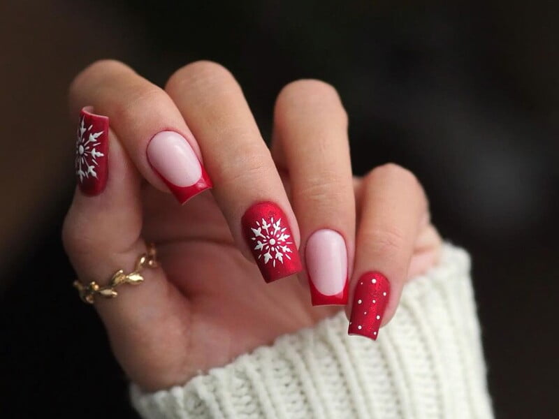 Майстриня манікюру показала, як легко намалювати сніжинку. Відео