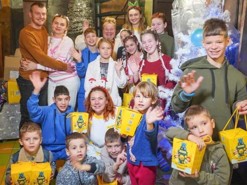 Фонд Ріната Ахметова привітав із зимовими святами династію батьків-усиновителів із Кам'янського