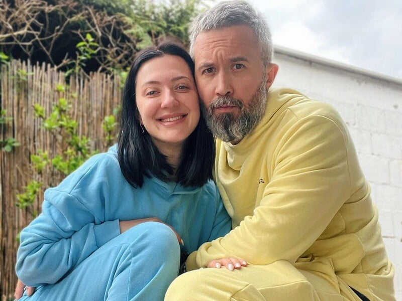 Бабкін у плавках, а його дружина – у купальнику занурилися в кучугури