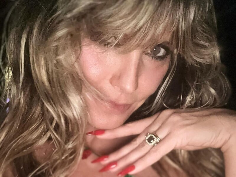 Клум наділа на шию гірлянду як прикрасу. Відео