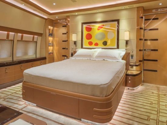 Найбільший у світі приватний літак: фото ультрарозкішного Боїнга 747 зі спальнею та ванною