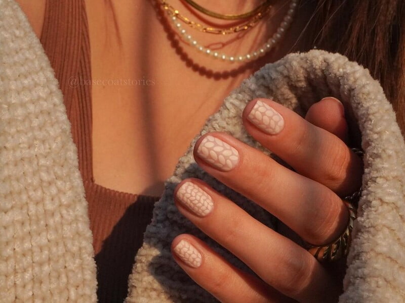 Затишний дизайн. Манікюр із візерунком в'язаної кіски Затишний дизайн. Манікюр із візерунком в'язаної кіски