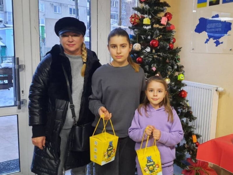 Діти з Маріуполя, які проживають у Тернополі та Хмельницькому, отримали вітання з новорічними святами від Фонду Ріната Ахметова Діти з Маріуполя, які проживають у Тернополі та Хмельницькому, отримали вітання з новорічними святами від Фонду Ріната Ахметова