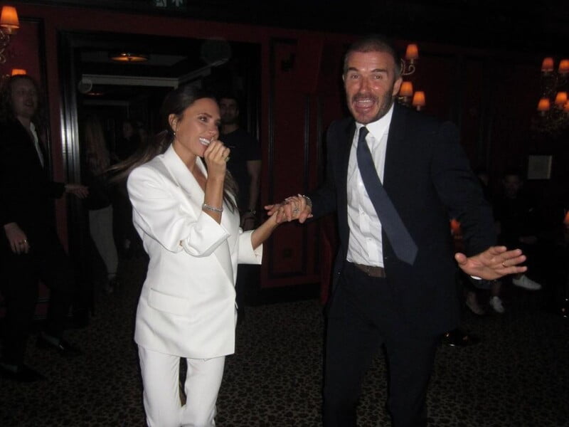 "Машина кохання". Вікторія Бекхем зняла чоловіка з усіх ракурсів під час віджимання. Відео "Машина кохання". Вікторія Бекхем зняла чоловіка з усіх ракурсів під час віджимання. Відео