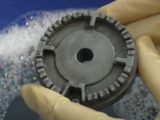 Дріжджі та зубна паста: як швидко почистити конфорки газової плити до блиску