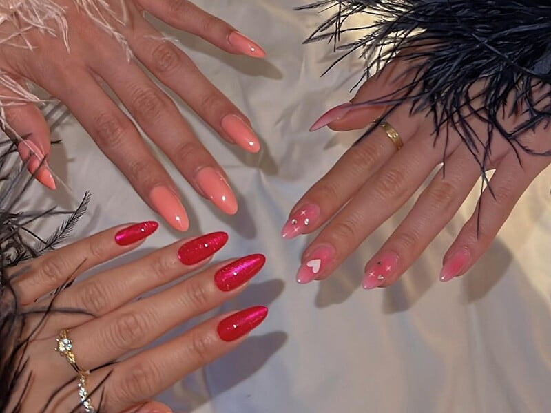 "Мріючи про рожеве Різдво". Як зробити манікюр із блискучими акцентами. Відео "Мріючи про рожеве Різдво". Як зробити манікюр із блискучими акцентами. Відео