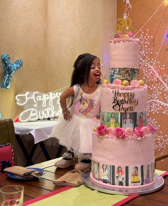 Найнижча жінка на планеті відсвяткувала ювілей: який у неї зріст та фото рекордсменки