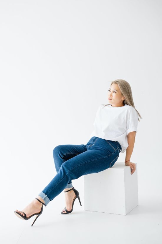 Джинси для жінок після 60 років: як правильно носити, щоб мати молодший вигляд Джинси для жінок після 60 років: як правильно носити, щоб мати молодший вигляд