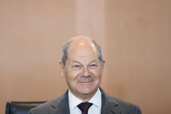 Шольц розповів, як запропонував Орбану вийти під час голосування щодо України