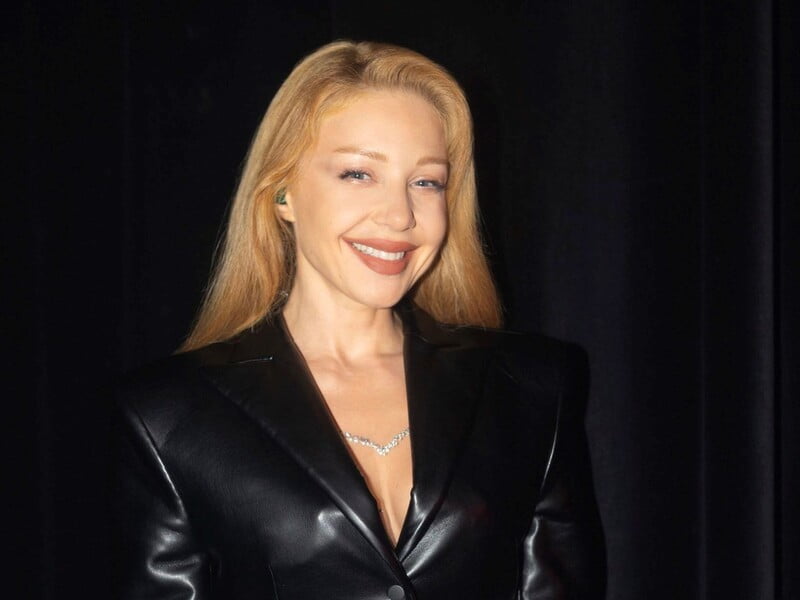 Тіна Кароль великим планом показала трендовий манікюр на довгих нігтях. Фото