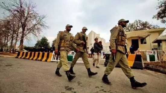 Загін смертників заїхав на вантажівці з вибухівкою до військового табору в Пакистані