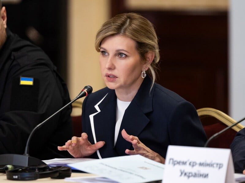 Перша леді України третій місяць поспіль з'являється на публіці з пластиром на пальці. Вона травмувалася під час візиту до США. Фото Перша леді України третій місяць поспіль з'являється на публіці з пластиром на пальці. Вона травмувалася під час візиту до США. Фото