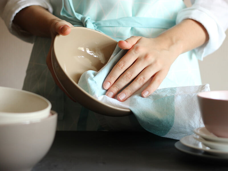 "Аж скриплять!" Нанесіть цей розчин на тарілки, і вони блищатимуть, як у ресторані