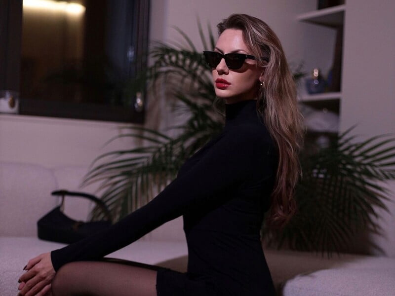 Нікітюк показала чотири осінньо-зимові образи від українського бренда. Відео