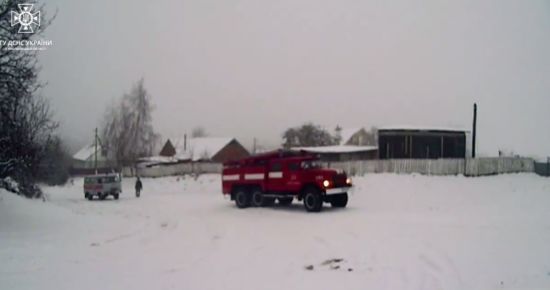 В машині перебувала хвора жінка: на Хмельниччині рятувальники витягнули зі снігу "швидку"