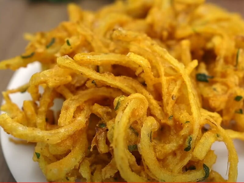 Як швидко і смачно приготувати хрустку смажену цибулю. Рецепт