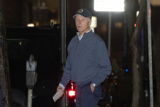 У США машина влетіла в авто з кортежу Джо Байдена (відео)