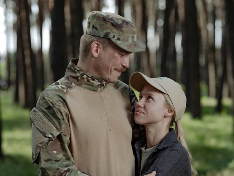 "І ніщо інше не має значення". Дружина командира полку "Азов" Прокопенко сфотографувалася з плакатом Free Azov "І ніщо інше не має значення". Дружина командира полку "Азов" Прокопенко сфотографувалася з плакатом Free Azov