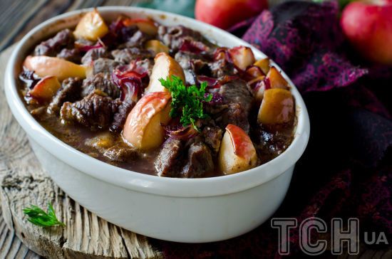 Яловичина, запечена з яблуками: простий, але ефектний рецепт Яловичина, запечена з яблуками: простий, але ефектний рецепт