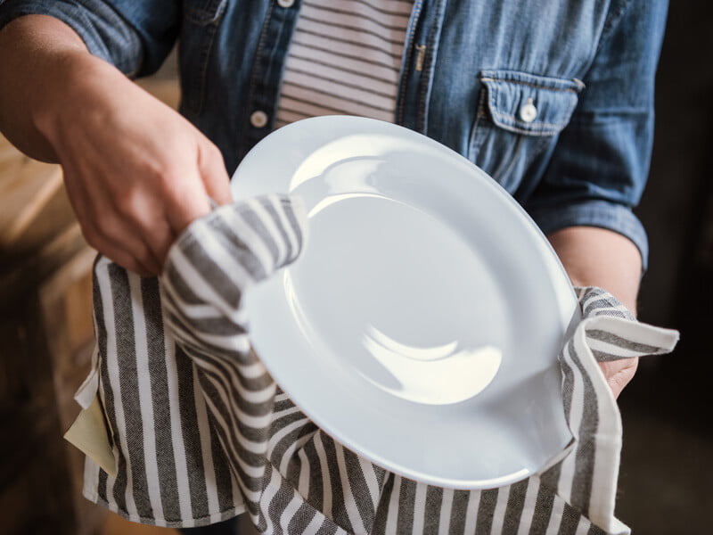 Додайте це у воду – і посуд із серванта блищатиме, як в елітному ресторані. Лайфхак, перевірений роками