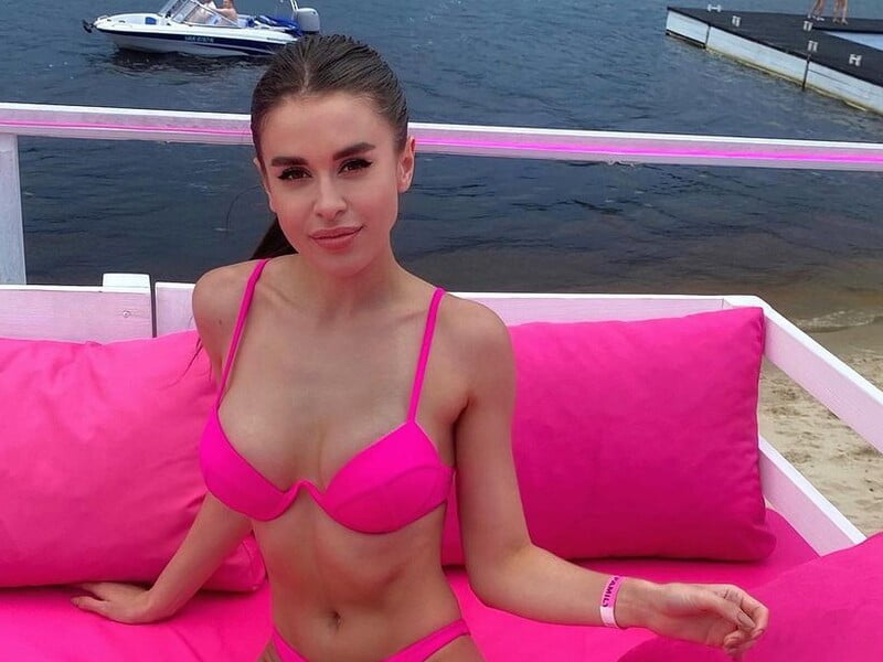 Дружина Налчаджиоглу знялася на повний зріст і показала себе ззаду Дружина Налчаджиоглу знялася на повний зріст і показала себе ззаду