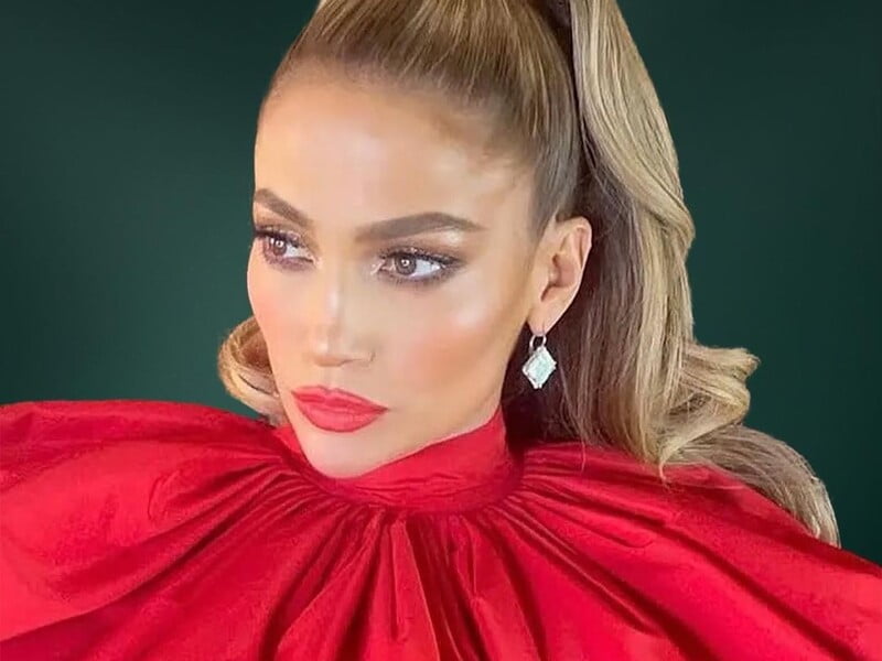 Лопес показала, як наносить червону помаду. Відео Лопес показала, як наносить червону помаду. Відео