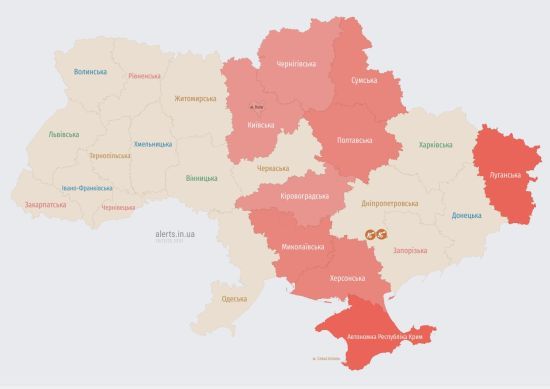 У Києві пролунали вибухи: перебувайте в укриттях