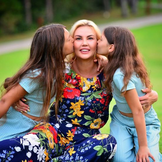 Камалія замилувала святковим фото з помітно підрослими доньками від ексчоловіка Мохаммада Захура