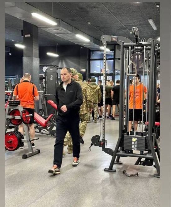 Повістки видали усім: до тренажерного залу в Ужгороді завітали працівники ТЦК (фото, відео)