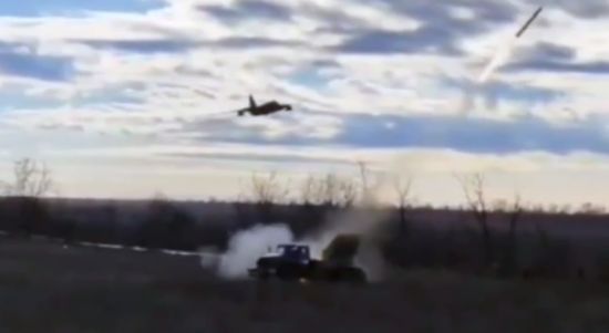 "Майстерність" на висоті: росіяни ледь не збили власний літак із "Граду" – епічне відео