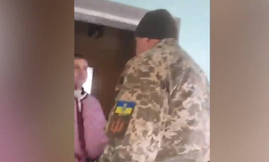 Брав за горло і обматюкав: на Львівщині чоловік у військовій формі погрожував священнику повісткою