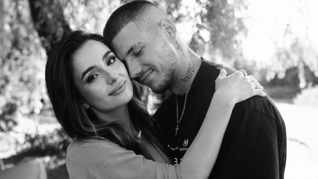 Танці в сауні та спортзалі: Трінчер з’явилась у бікіні в кліпі на трек Колоски