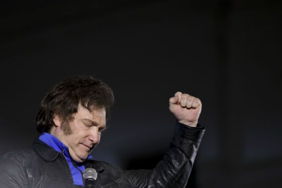 Марш проти бідності: нова влада Аргентини готується жорстко придушувати протести