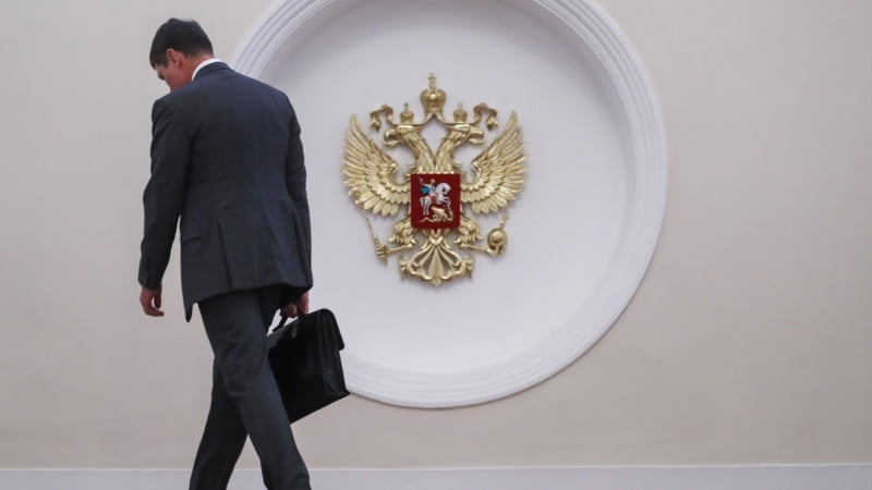 Журналісти зʼясували, що «ядерну валізку» за Путіним носять капітани першого рангу