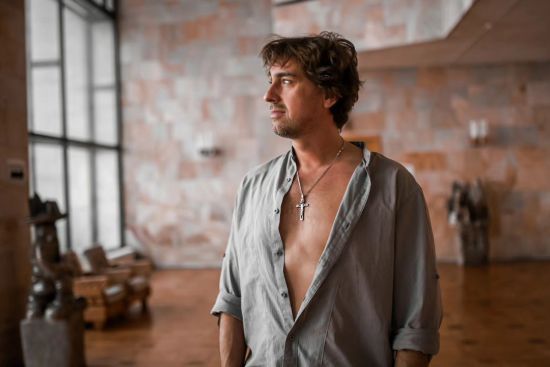 Зірка фільму "Довбуш" різко висловився в бік дітей, які розмовляють російською: "Мене курвить"