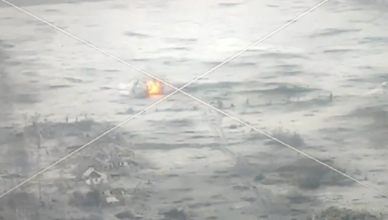 Ворожа БМП з десантом на борту ефектно вибухнула на Донбасі (відео)