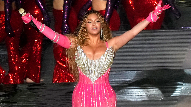 Марго Роббі показалась в обтислій шкіряній сукні українського бренду