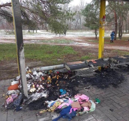 У Дніпрі невідомі спалили меморіал пам'яті загиблих від ракетного удару по багатоповерхівці (фото)