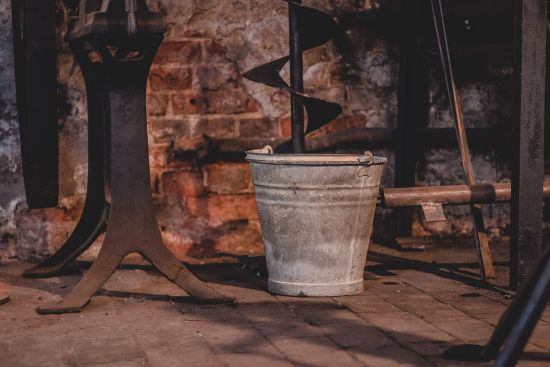 У Чернівцях чоловік приніс відро фекалій до ОВА та вилив їх на чиновницю