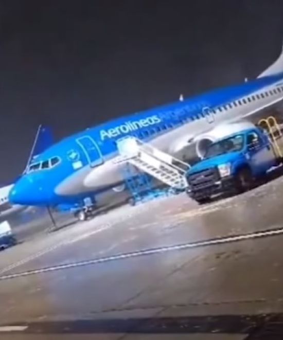 Літак знесло шаленим вітром зі злітно-посадкової смуги – відео