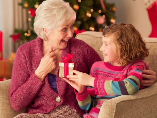 Що подарувати на Новий 2024 рік бабусям та дідусям, тим, яким ніколи нічого не потрібно: найкращі ідеї
