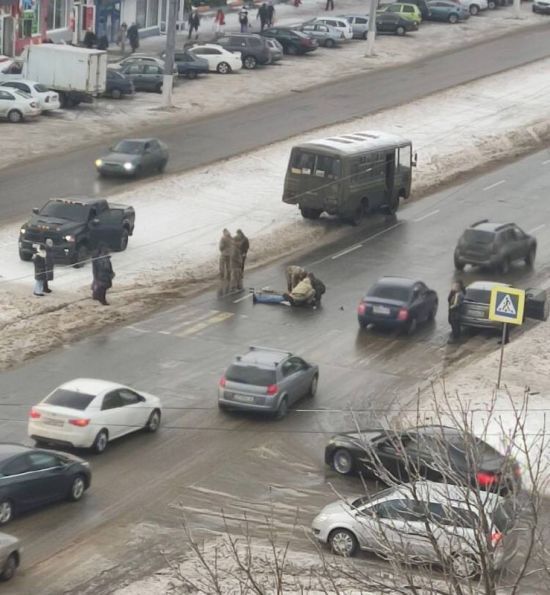 У Луганську російські окупанти задавили людину на пішохідному переході: фото