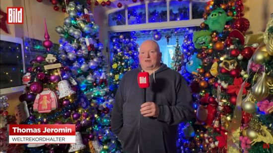 В Німеччині чоловік встановив у себе вдома 555 новорічних ялинок: він побив рекорд (фото)