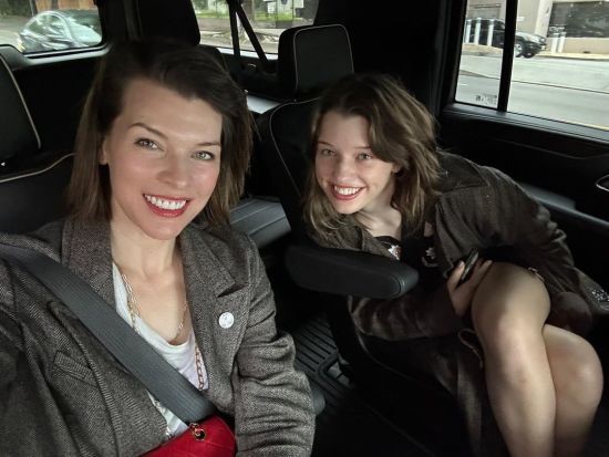 16-річна донька Мілли Йовович неочікувано заспівала хіт російської співачки-путіністки